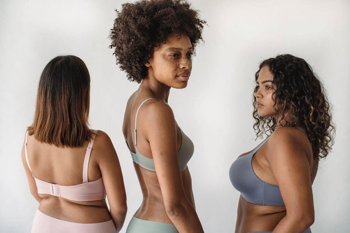 Jak zmierzyć obwód i rozmiar miseczki stanika?