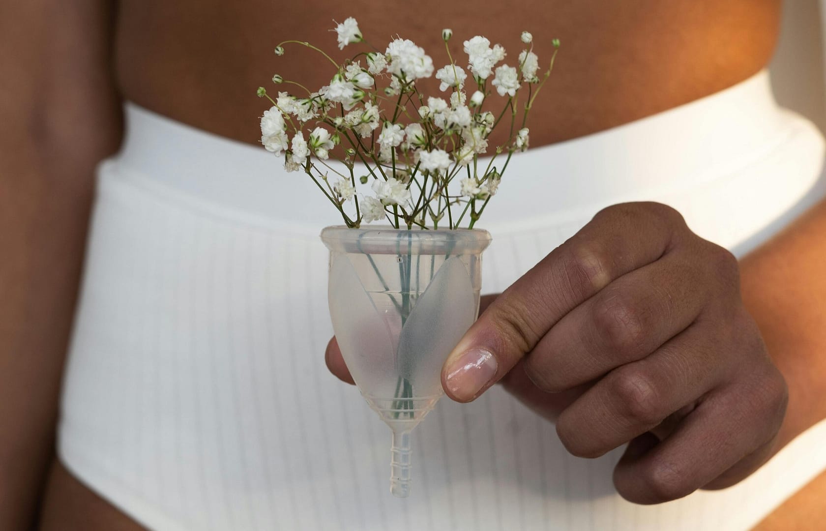 Jak zapewnić dyskrecję, nosząc majtki figi i wkładki higieniczne?