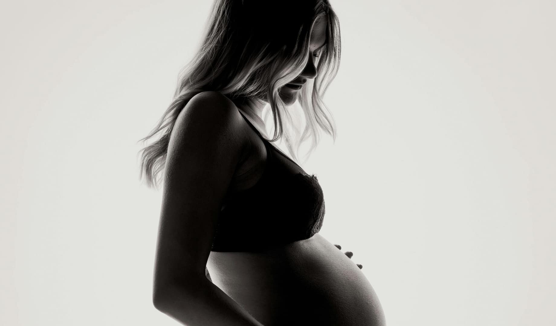 Jakie staniki dla kobiet w ciąży zapewniają komfort i wsparcie rosnącemu biustowi?