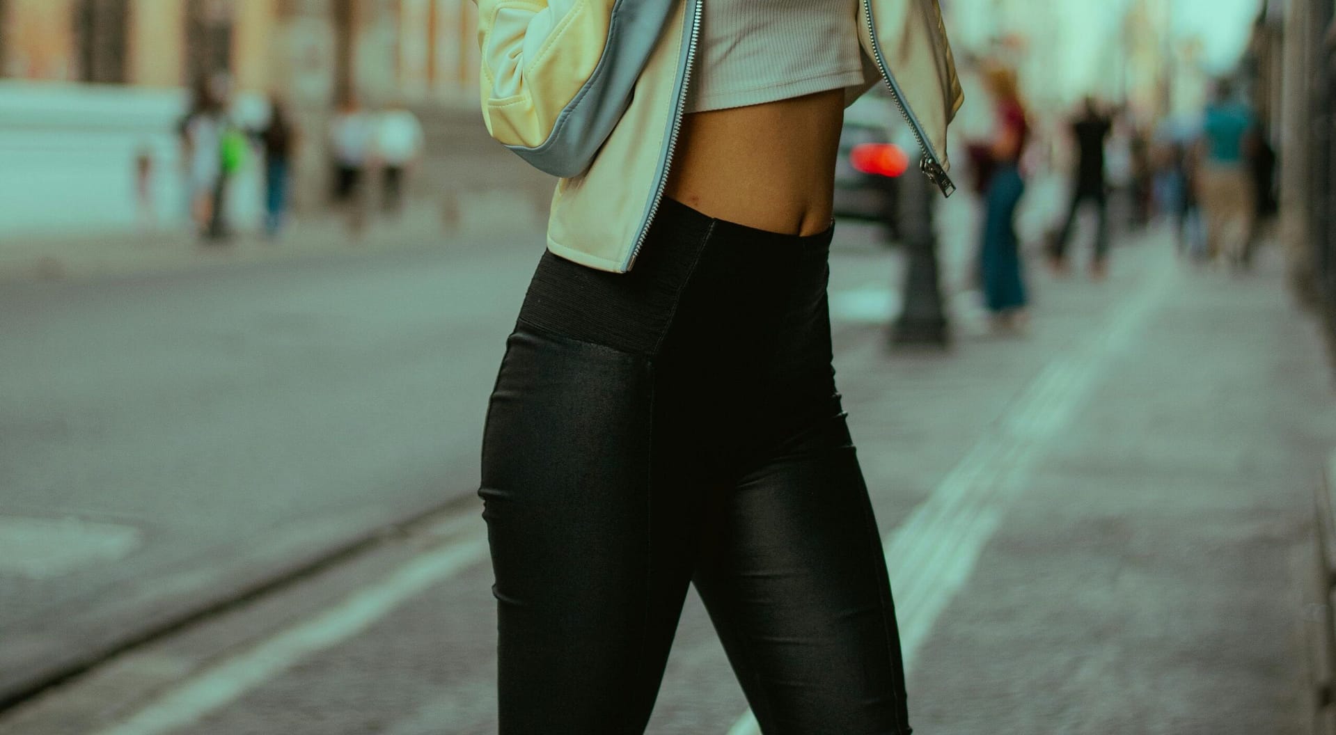 Majtki figi pod obcisłe spodnie - czy widać linię majtek?