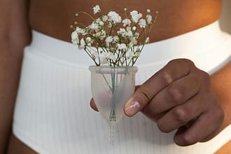 Jak zapewnić dyskrecję, nosząc majtki figi i wkładki higieniczne?