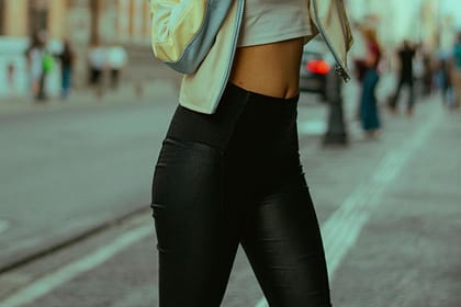 Majtki figi pod obcisłe spodnie - czy widać linię majtek?